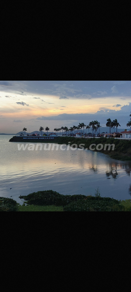 Foreigner visiting Nicaragua takes advantage (Plaza Inter)