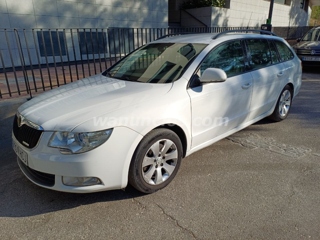 4.499 € - Skoda Superb 1.6 tdi familiar 2011 color blanco (Madrid)