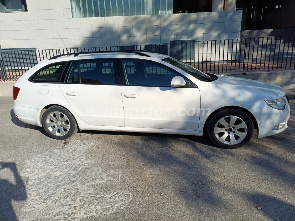 4.499 € - Skoda Superb 1.6 tdi familiar 2011 color blanco (Madrid) 3
