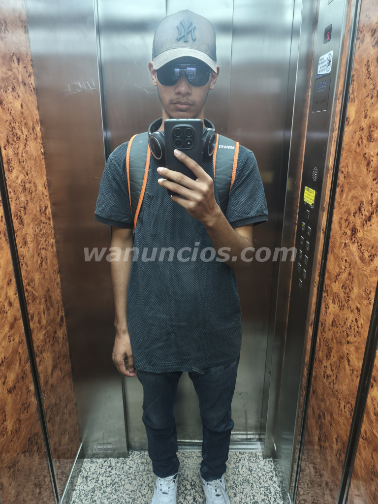 Chico complaciente de 22 años no importa la edad (La Elipa Madrid)